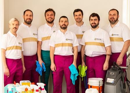 Equipo de Marcos Profesional con uniforme profesional y productos de limpieza listos para un servicio en Daireaux